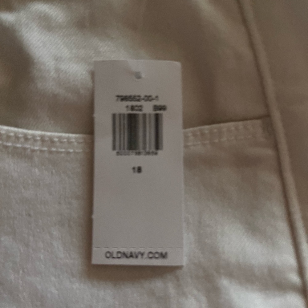 Old navy brand size 18 petite skinny jeans/ high rise. Color white.